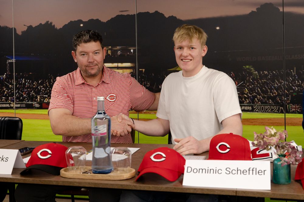 Dominic Scheffler unterschreibt beim Major League Baseball Team der Cincinnati Reds (zvg).