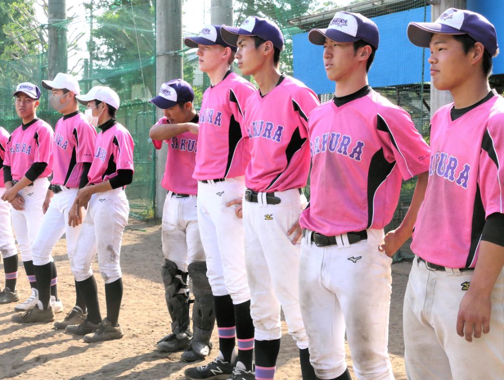 Dominic (Vierte von rechts) mit seinen Teamkollegen während seinem Austauschjahr in Japan (zvg).