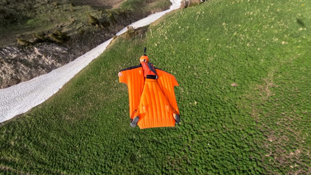«Mit dem Wingsuit zu fliegen, ist das Nächste, was wir Menschen dem Fliegen eines Vogels jemals kommen werden» (Bild: zvg).