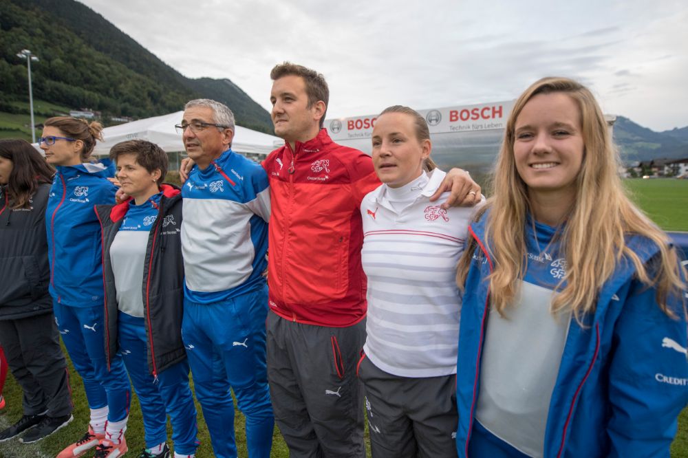 Nora Häuptle avec son staff lors d’un match test des femmes M19