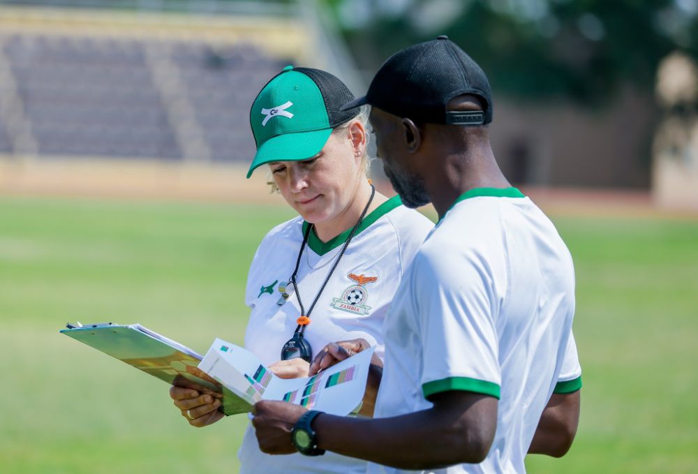 Nora Häuptle avec son entraîneur adjoint à l’entraînement de l’équipe nationale zambienne