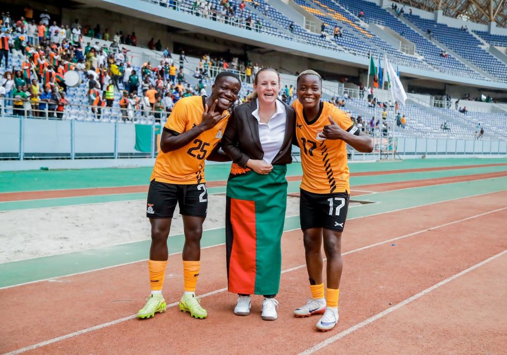 Octobre 2025, Nora Häuptle célèbre la qualification en Coupe d’Afrique après un match remporté 3-0 contre la Namibie, avec ses joueuses Prisca Chilufya et Racheal Kundananji