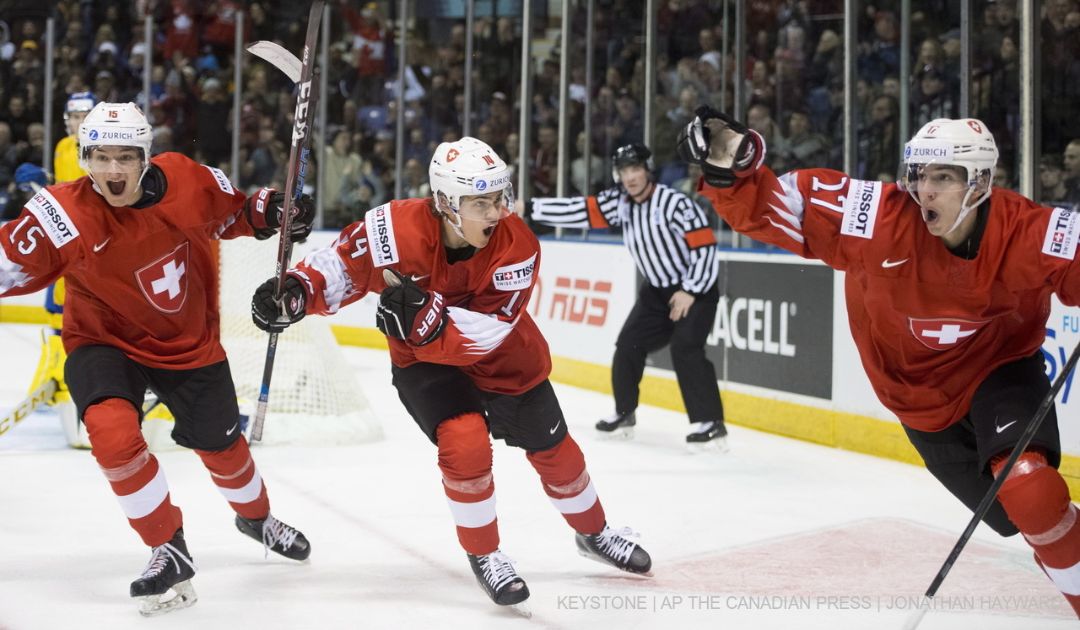 En route vers les sommets: Luca Wyss (à d.) marque le 2-0 contre la grande Suède lors du Championnat du monde junior 2019 – et rêve de NHL.