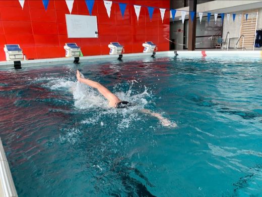 Jolanda Annen beim einsamen Schwimmtraining (Foto: Patrick Rhyner)