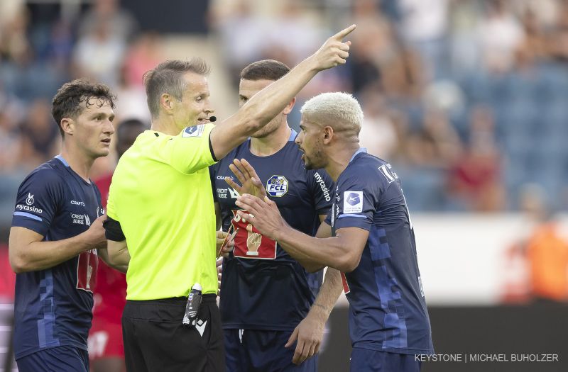 Un joueur voit rouge, puis il s’excuse: carton rouge contre Mohamed Draeger du FC Lucerne, août 2022.