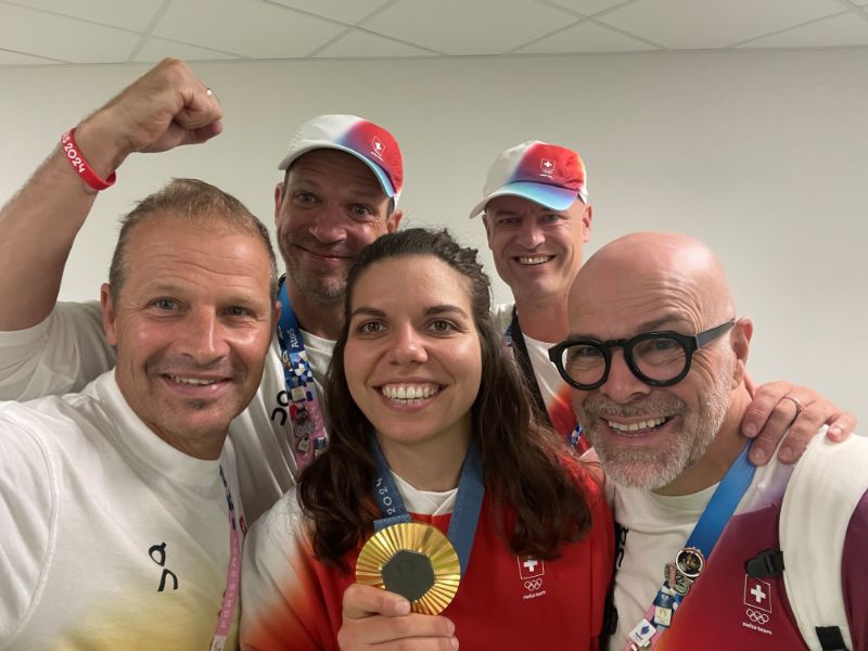 Teamerfolg: Jörg Wetzel (l.) mit Chiara Leone, Goldmedaille und Staff von Swiss Shooting.
