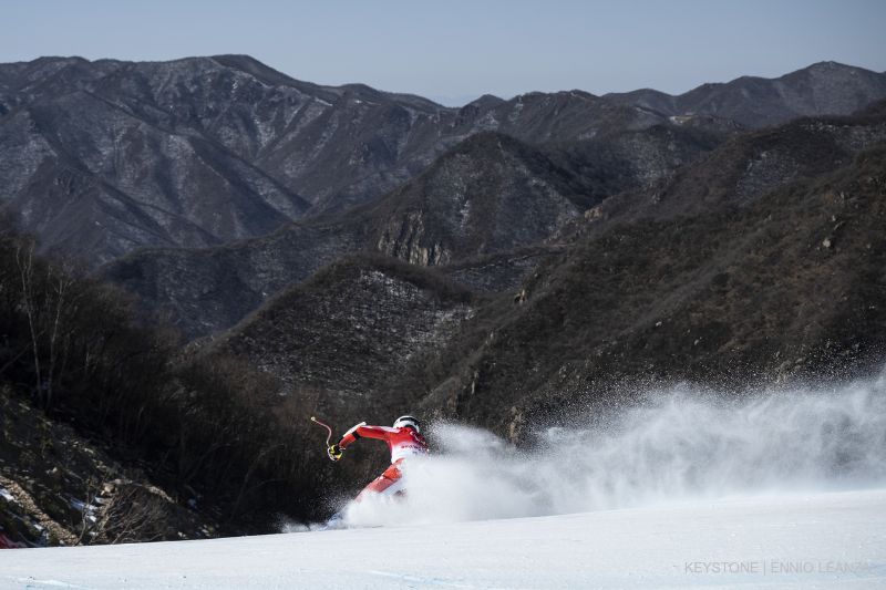 Le skieur Thomas Pfyl sur la piste enneigée artificiellement des Jeux Paralympiques à Yanqing (Chine)
