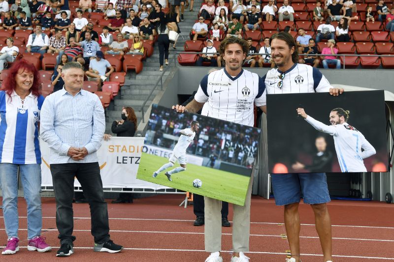 Au revoir: Marco Schönbächler et Adrian Winter (à droite) sont remerciés par le couple présidentiel du FCZ en août 2021 (Keystone-ATS).