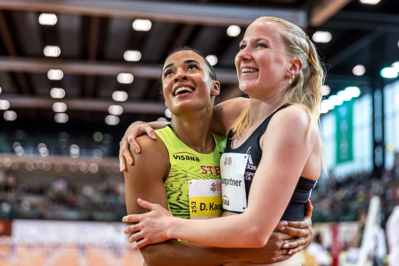 Persönliche Bestzeit im Februar 2023: Grosse Freude über 8:08 Sekunden über 60m Hürden an der Schweizer Hallenmeisterschaft in St. Gallen, hier zusammen mit Ditaji Kambundji. (Keystone-SDA)