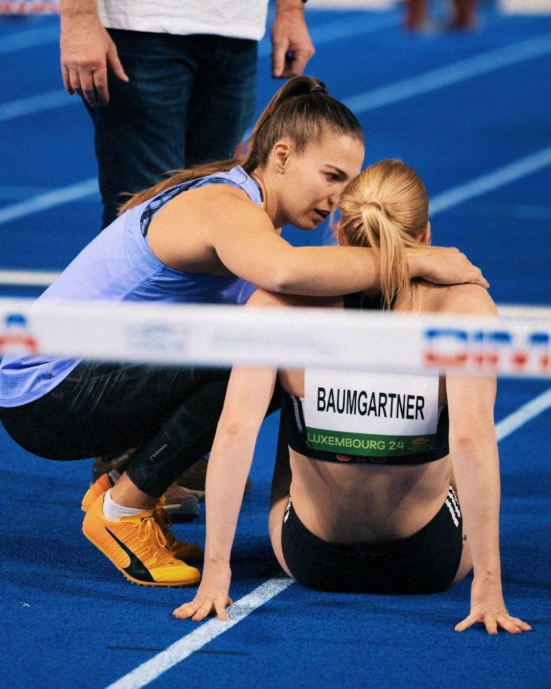 Unterstützung von Freundin Angelica Moser nach einem Sturz beim Saisonstart in Luxemburg, 2024. (zvg)