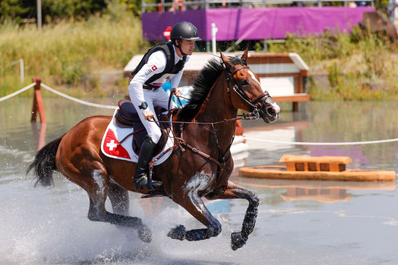 Robin Godel und Jet Set während der Geländerittprüfung bei den Olympischen Spielen 2021 in Tokio. (Hippo Foto - Dirk Caremans)