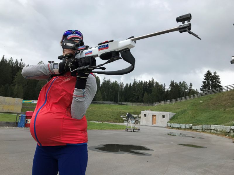 Selina Gasparin durant un entraînement d'été au tir, pendant la grossesse (Photo : màd, Selina Gasparin).