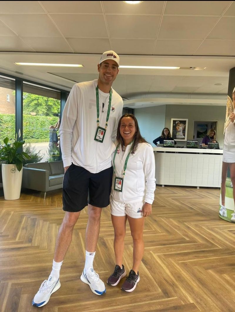 Ein Aufschlagsduell gegen John Isner, ATP 42 und 2.09 cm gross, würde Ylena In-Albon, 1.59 cm, vermutlich nicht hoch gewinnen: Begegnung in Wimbledon 2022.